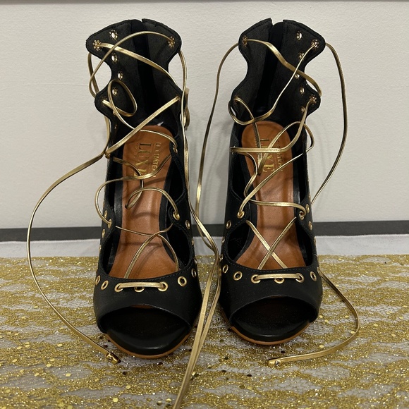 New Le Château Black & Gold Heels - Picture 1 of 3